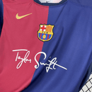 Camisa Barcelona Edição Especial Taylor Swift 2025 - Vermelha e Azul - (Feminina)