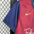Camisa Barcelona Edição Especial Taylor Swift 2025 - Vermelha e Azul - (Feminina)